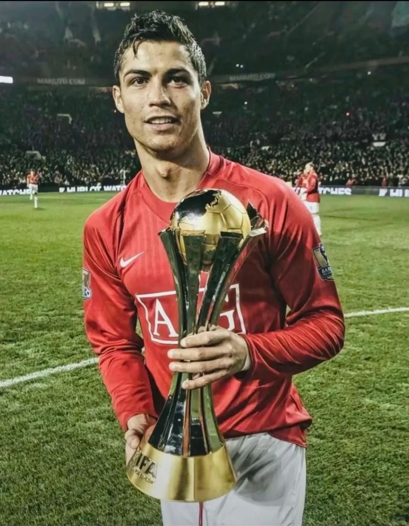 ảnh ronaldo nâng cúp