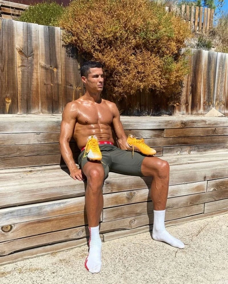 ảnh ronaldo ngầu 6 múi