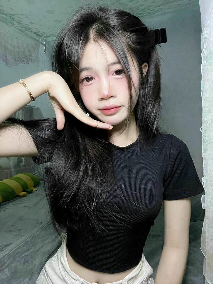 cô gái xinh đẹp 18 tuổi