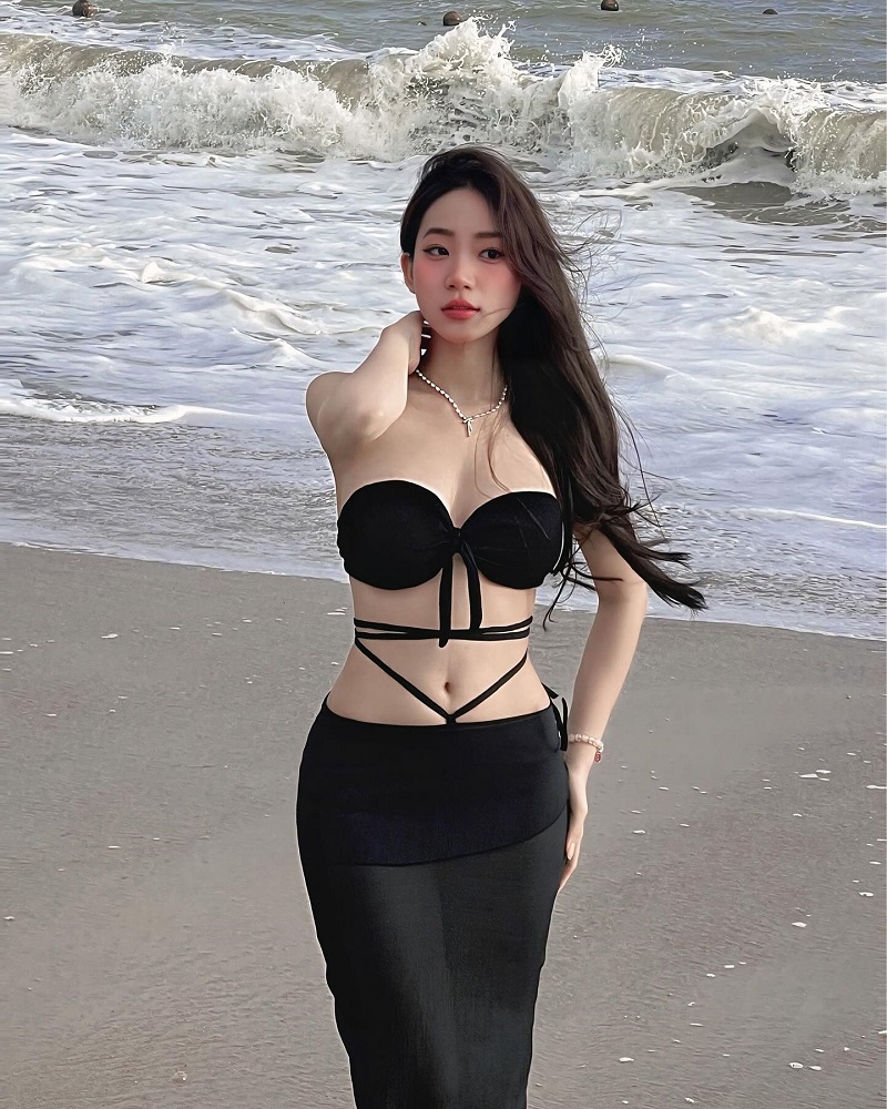 gái mặc bikini mỏng