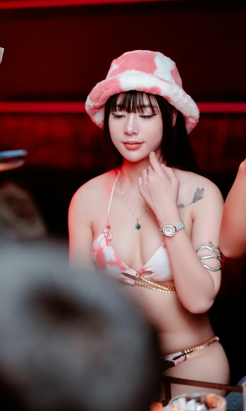 gái xinh đi bar cute hột me