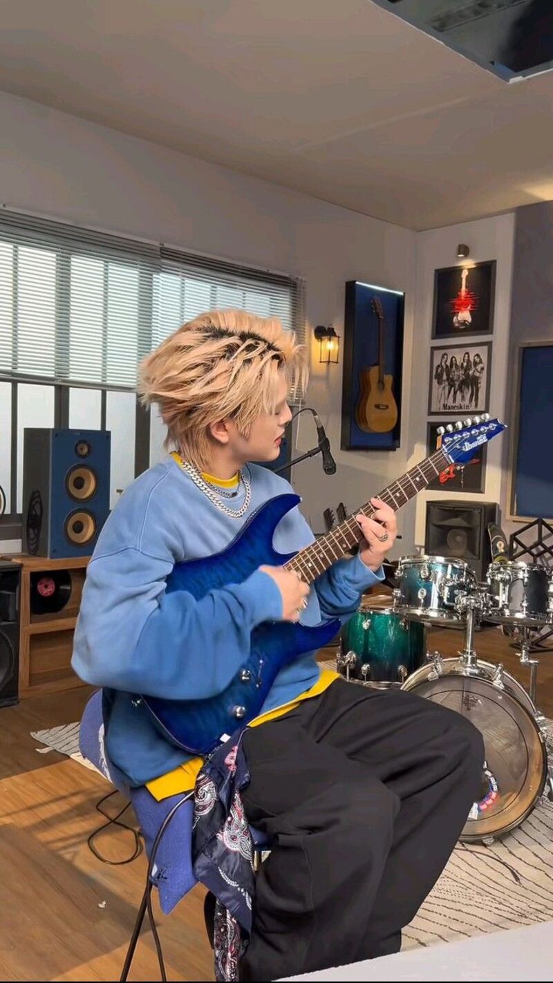 ảnh Rhyder chơi đàn