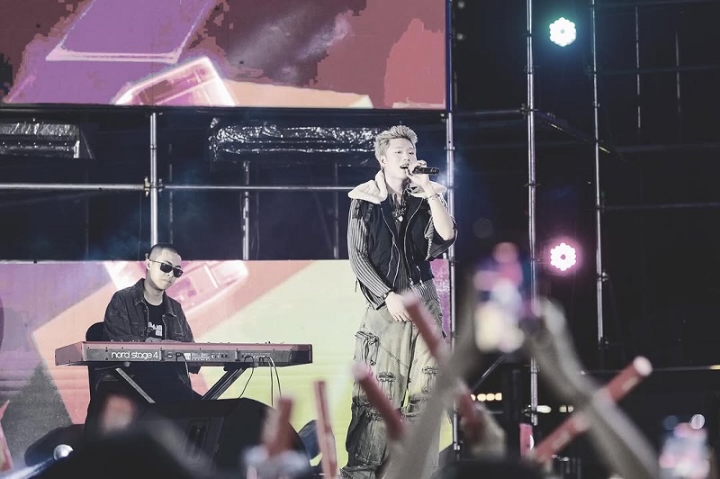 ảnh dương domic biểu diễn