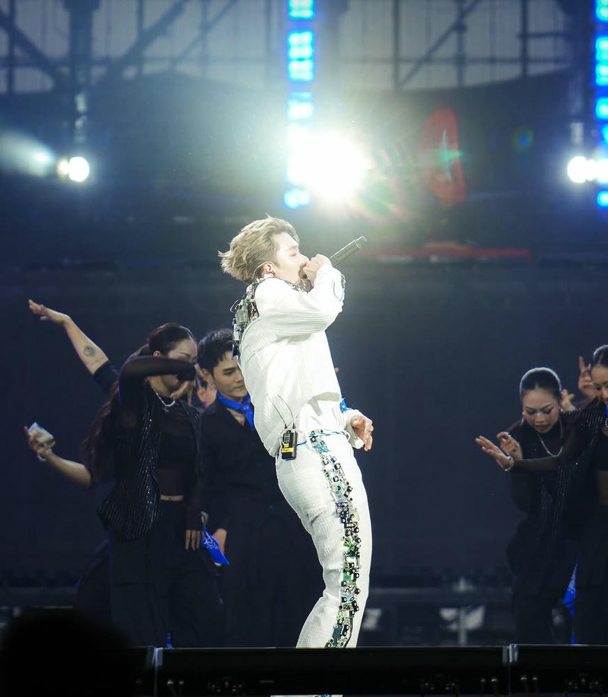 ảnh dương domic cầm mic