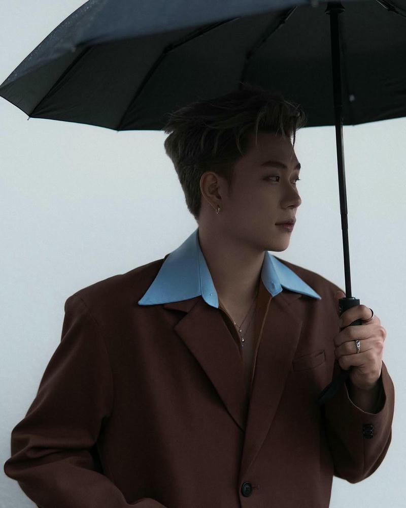 ảnh dương domic cầm ô