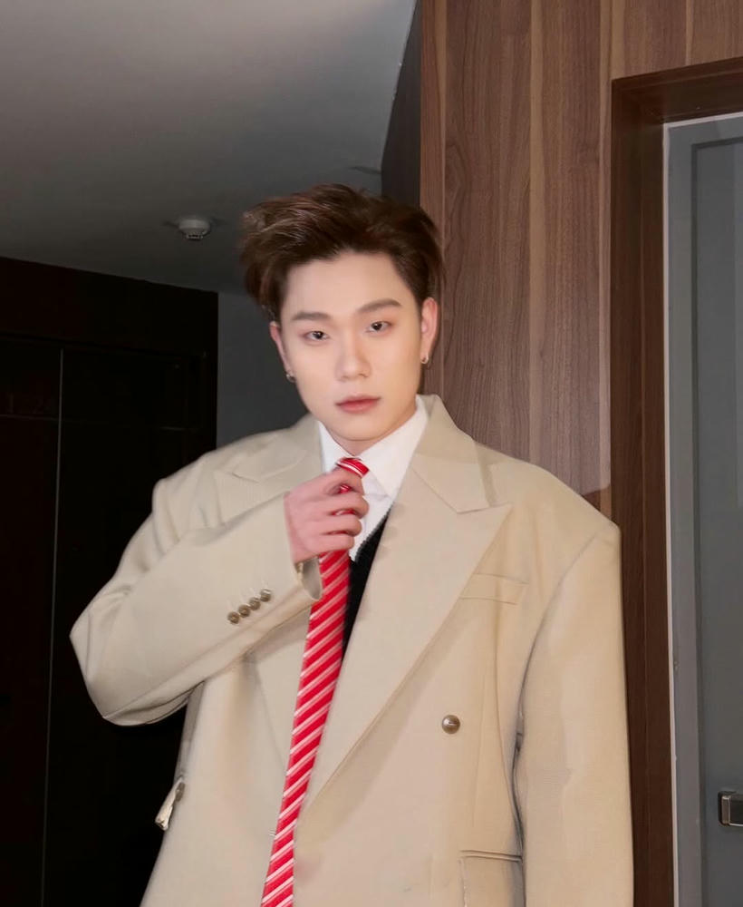 ảnh dương domic mặc vest