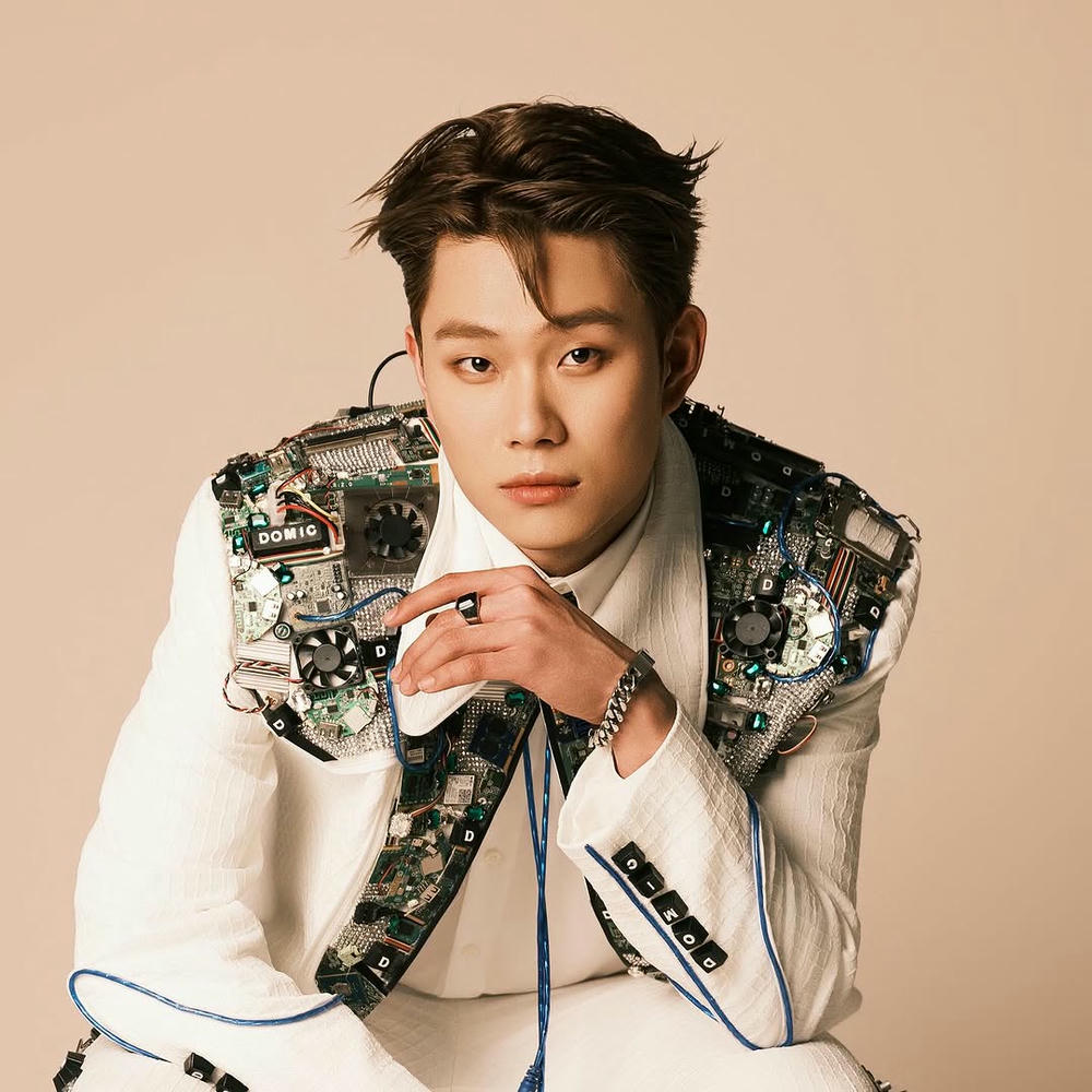 ảnh dương domic ngồi