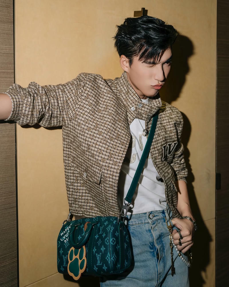 ảnh hiếu thứ hai đeo túi