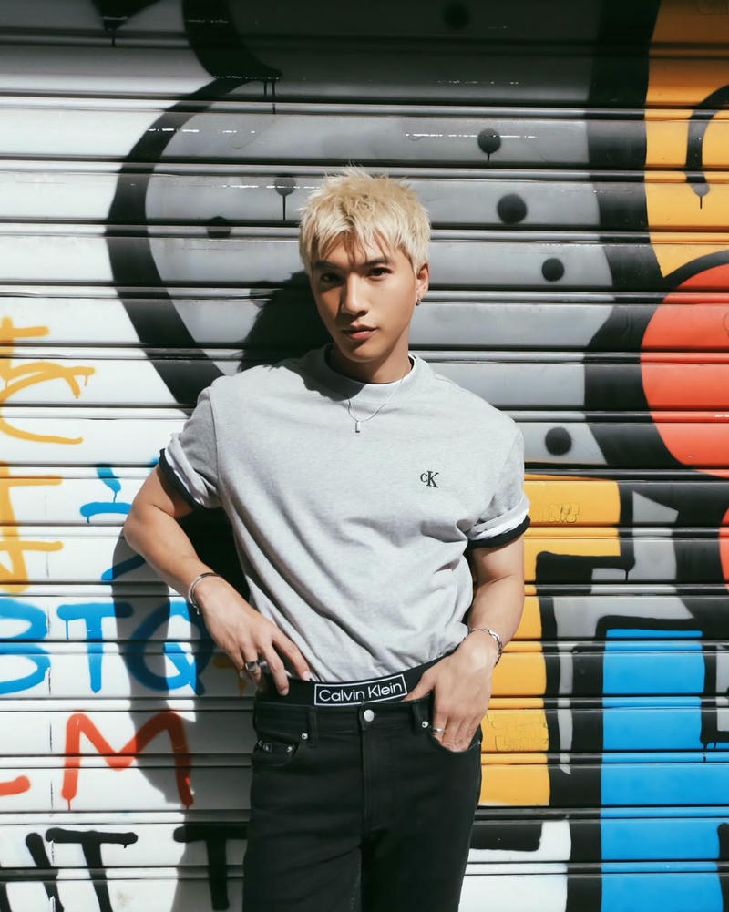 ảnh hiếu thứ hai đứng