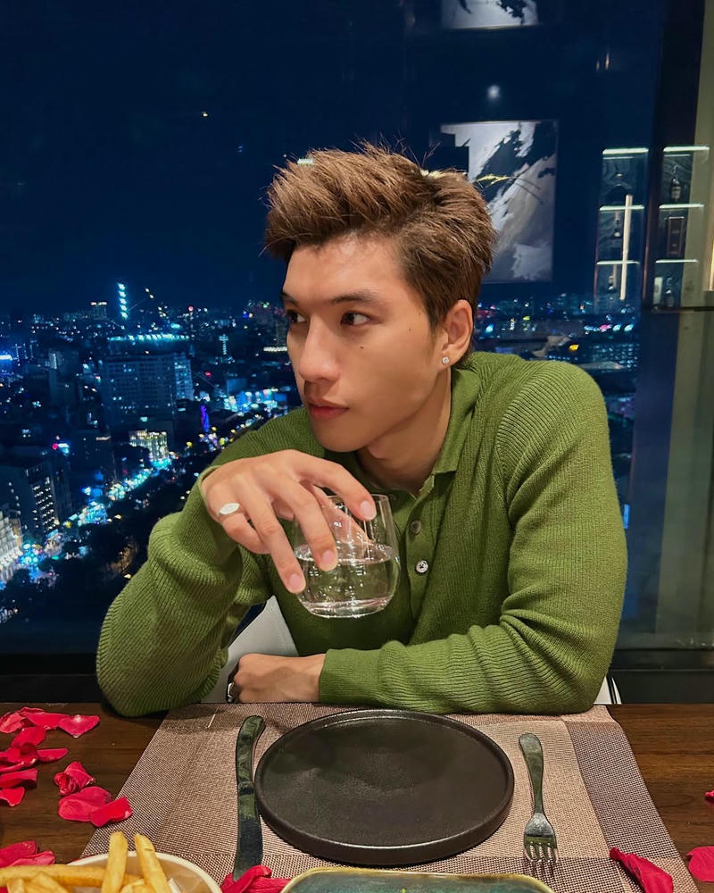 ảnh hiếu thứ hai ngồi