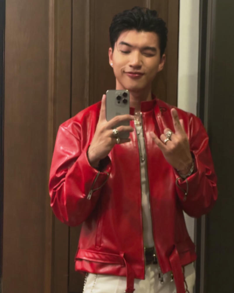 ảnh hiếu thứ hai trước gương