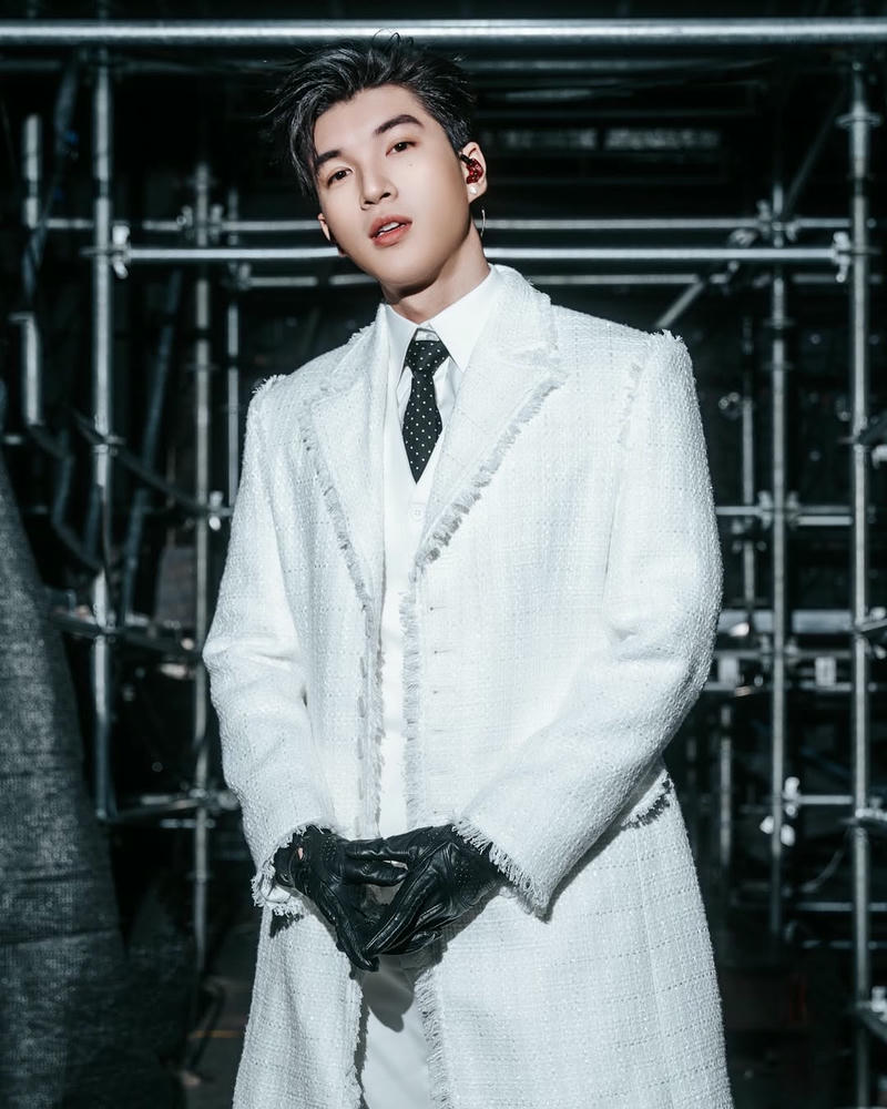 ảnh hiếu thứ hai vest trắng