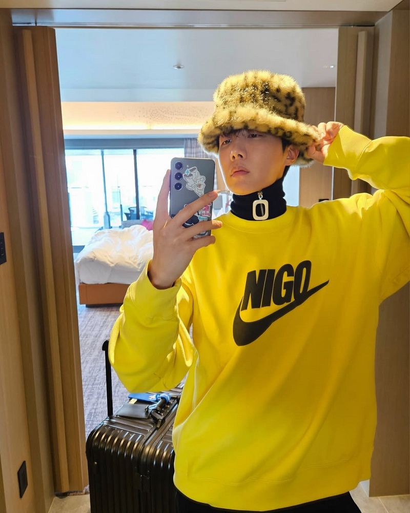 ảnh jhope áo vàng