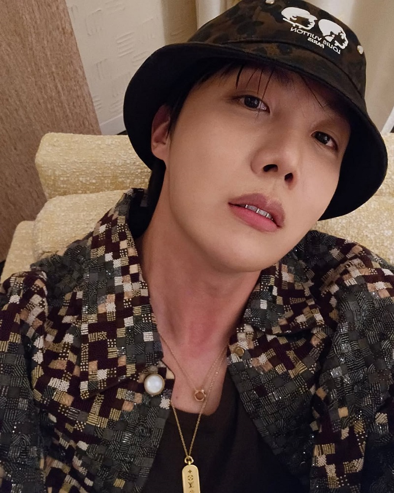 ảnh jhope đội mũ