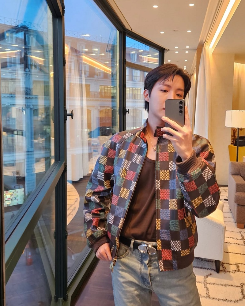 ảnh jhope trước gương