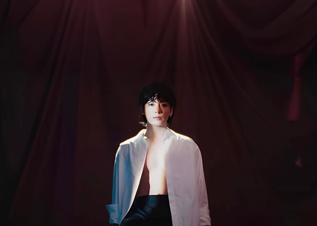 ảnh jungkook mặc áo 3 lỗ