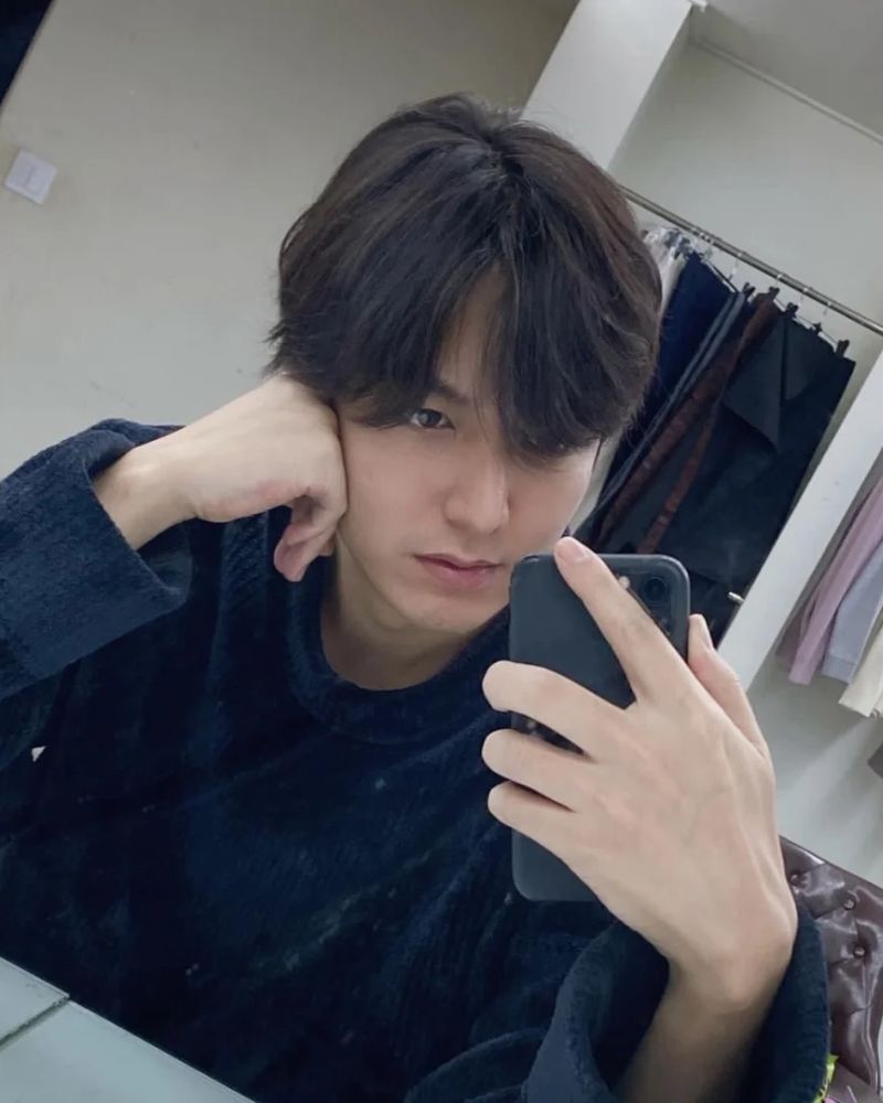 ảnh lee min ho trước gương