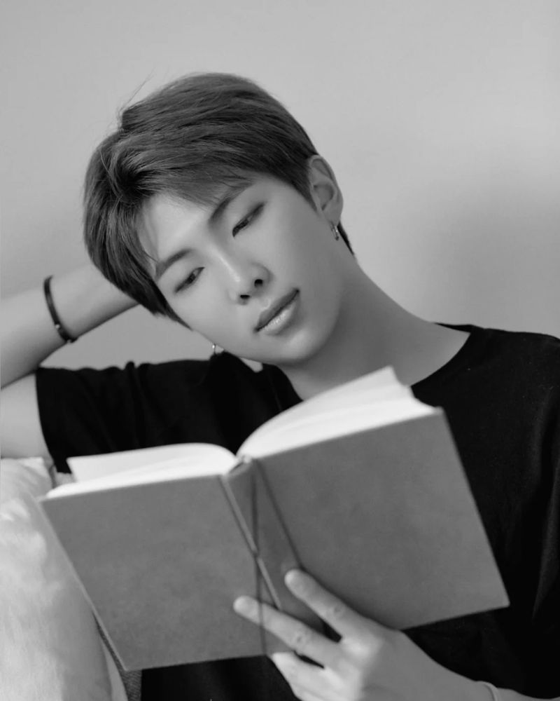 ảnh namjoon đen trắng