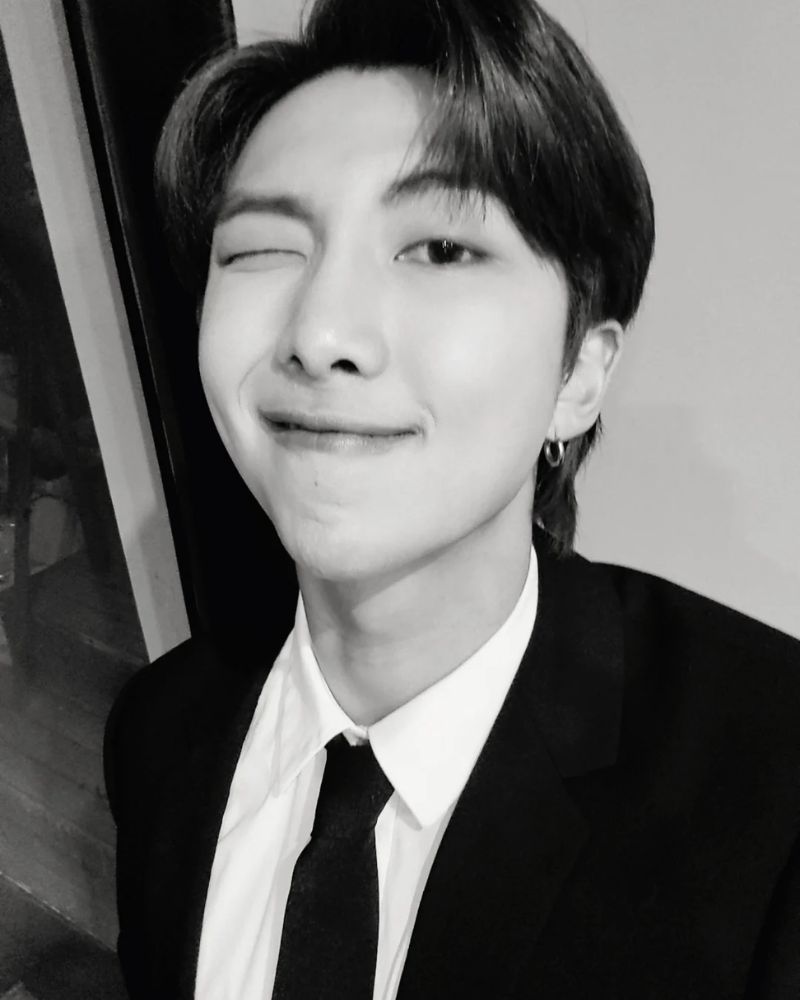 ảnh namjoon trắng đen