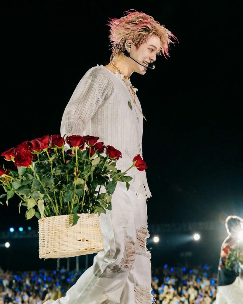 ảnh rhyder cầm hoa