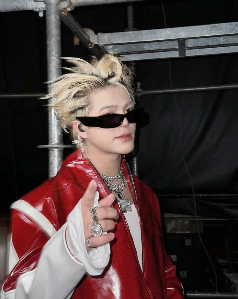 ảnh rhyder chỉ tay