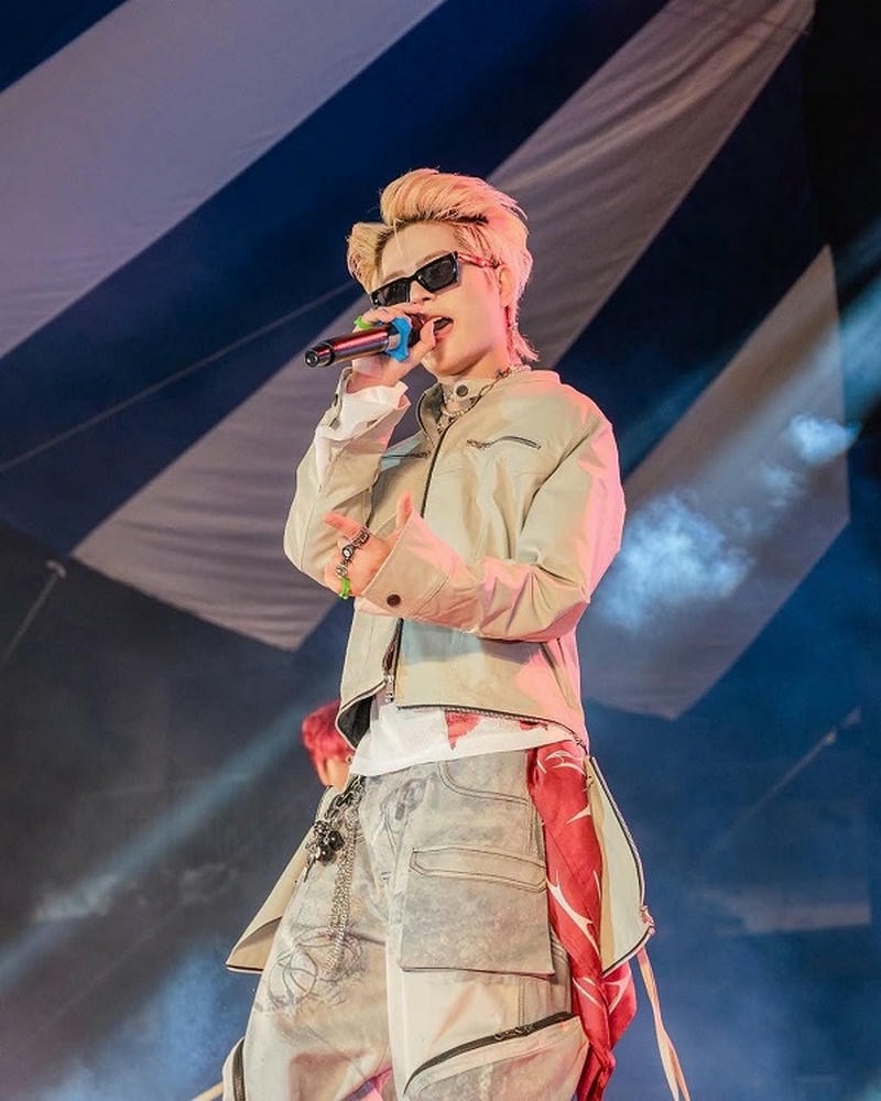 ảnh rhyder cute cầm mic