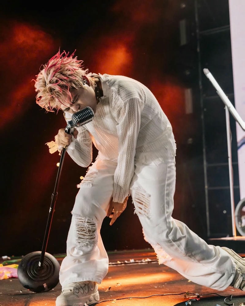 ảnh rhyder sơ mi trắng