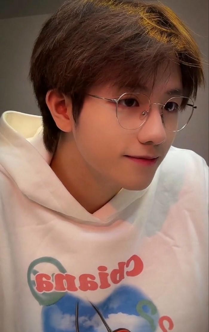 ảnh trai đeo kính dep