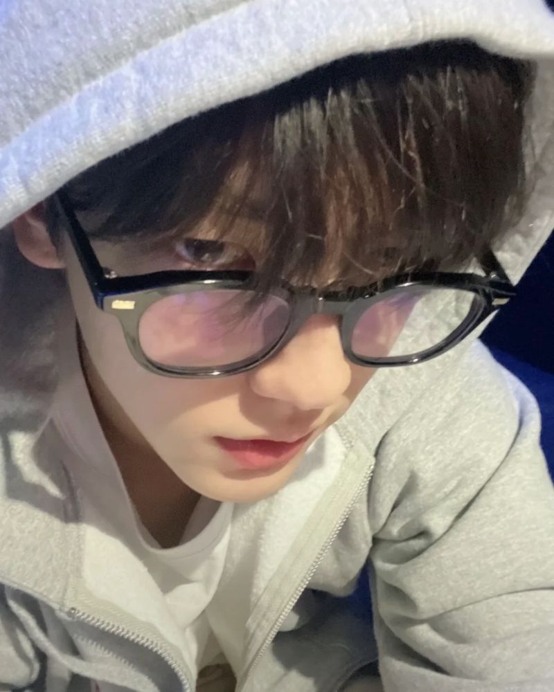 ảnh trai đeo kính đẹp