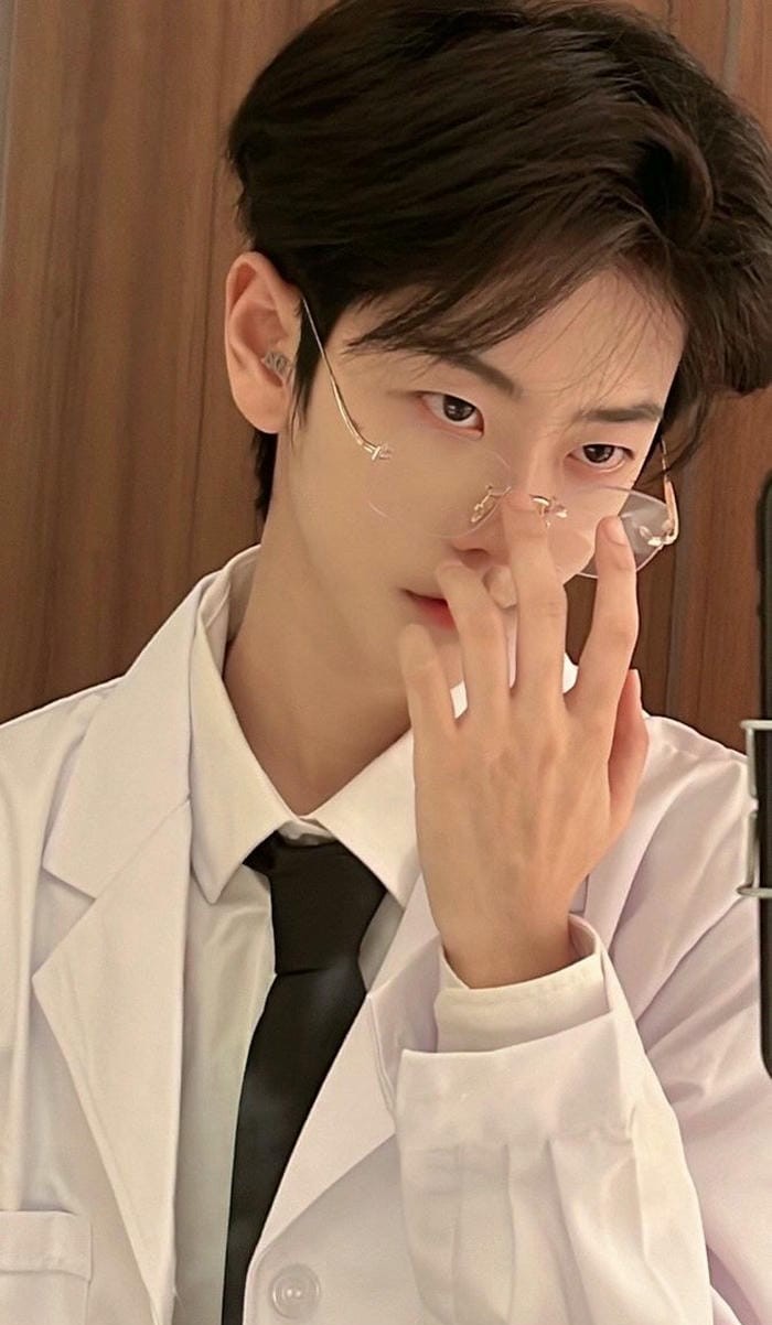 anh trai đeo kinh đep