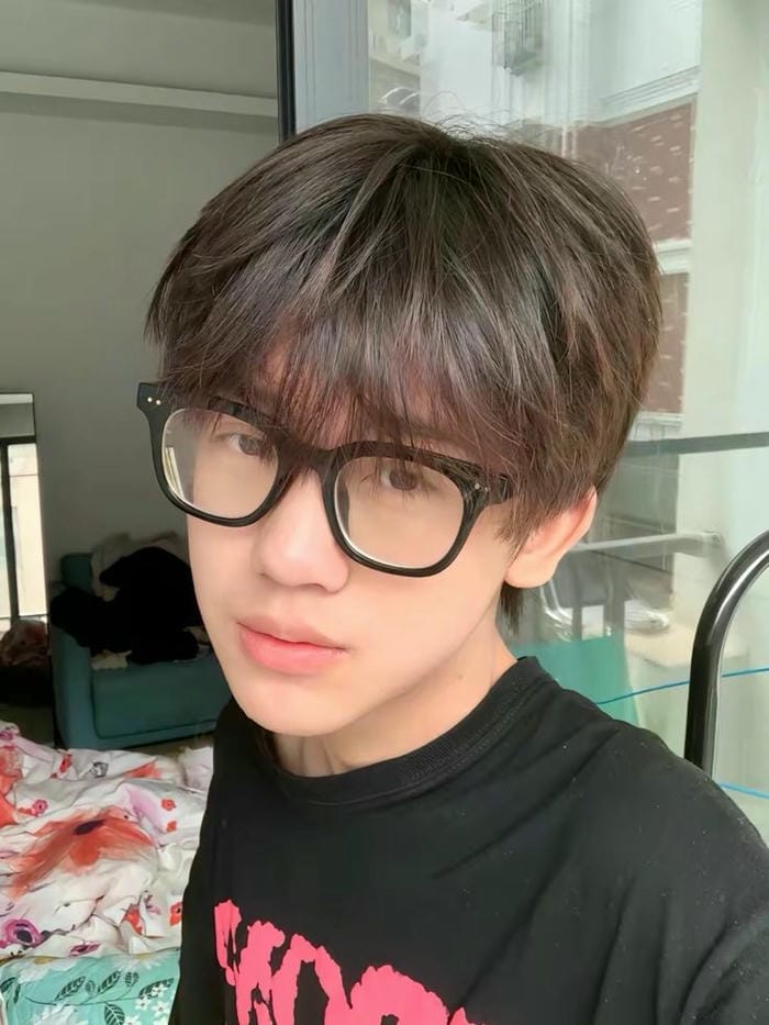 ảnh trai đẹp 2k9 đeo kính