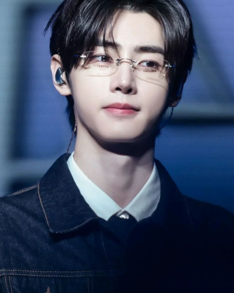 ảnh trai đẹp đeo kính