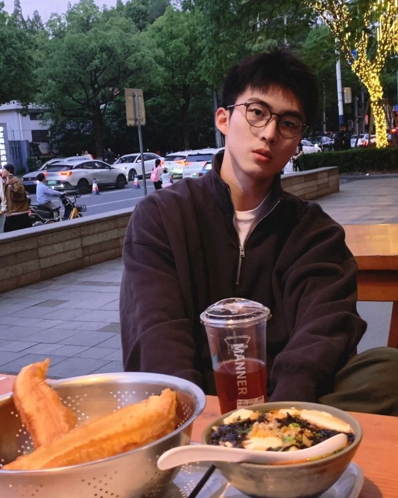 ảnh trai đẹp đeo kính ăn