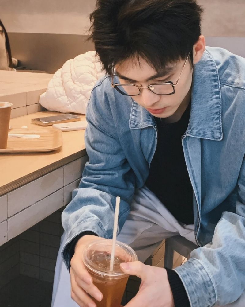 ảnh trai đẹp đeo kính cafe