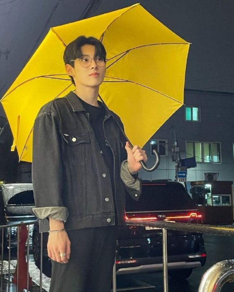 ảnh trai đẹp đeo kính che ô