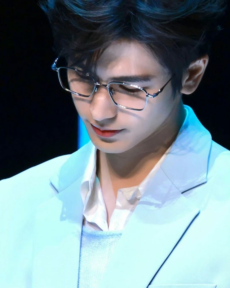 ảnh trai đẹp đeo kính cười