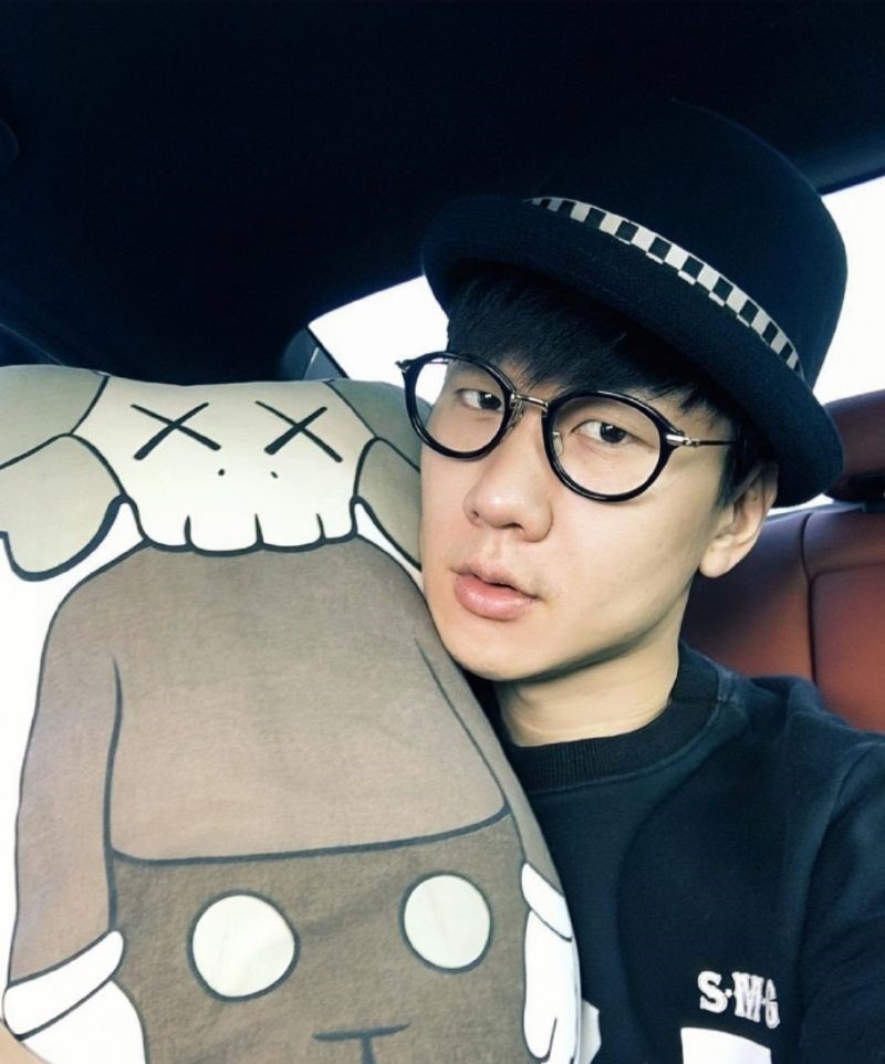 ảnh trai đẹp đeo kính đội mũ