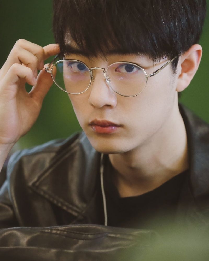 ảnh trai đẹp đeo kính dỗi