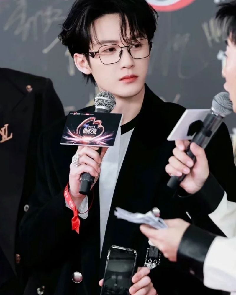 ảnh trai đẹp đeo kính hát