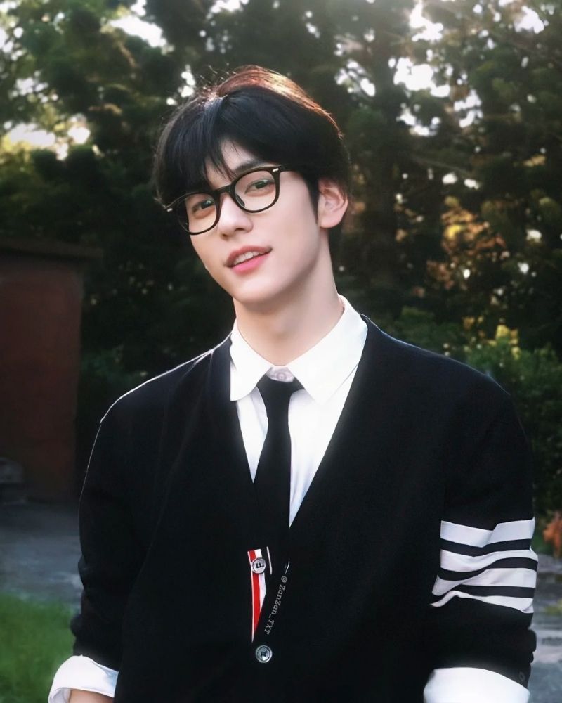 ảnh trai đẹp đeo kính học sinh