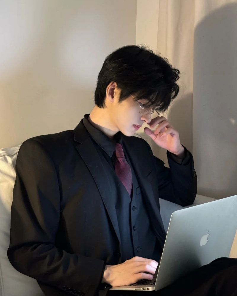 ảnh trai đẹp đeo kính làm việc