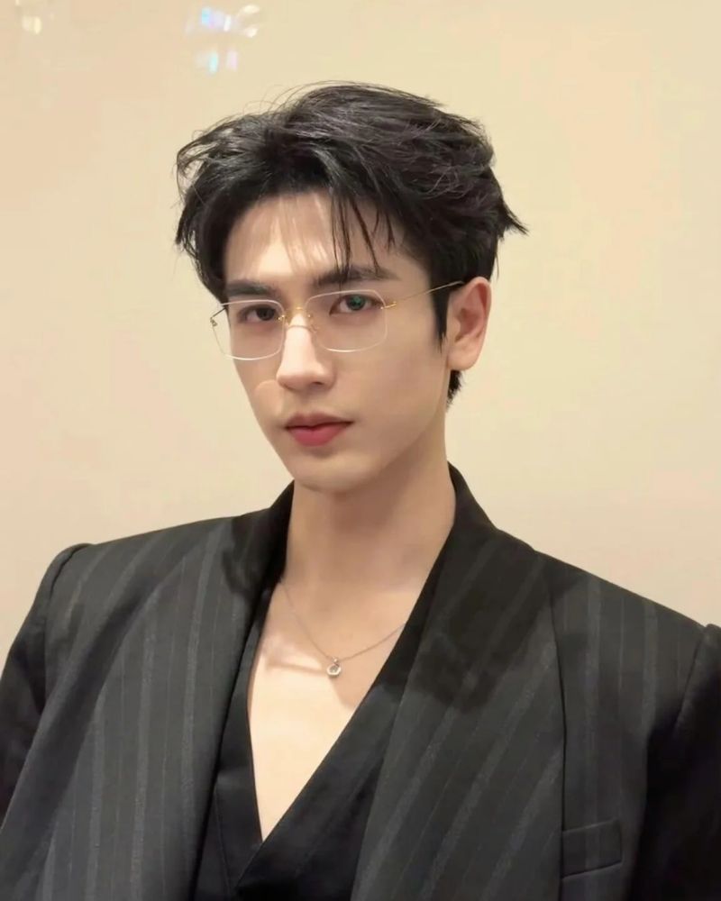 ảnh trai đẹp đeo kính mặc vest