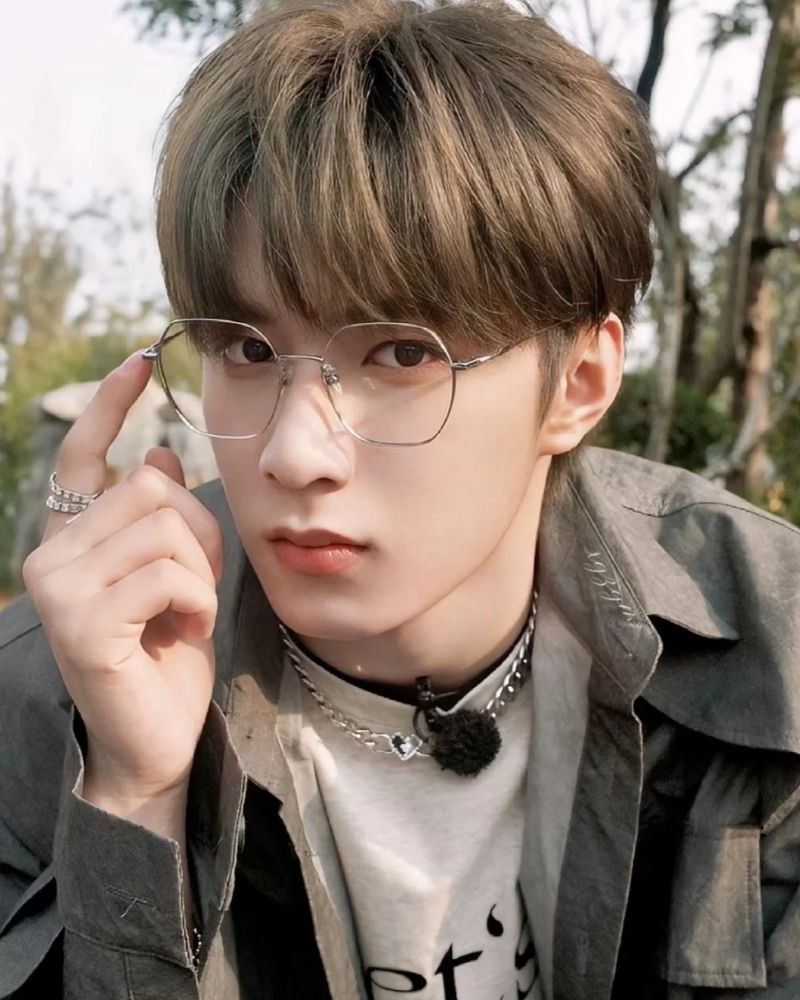 ảnh trai đẹp đeo kính mùa thu