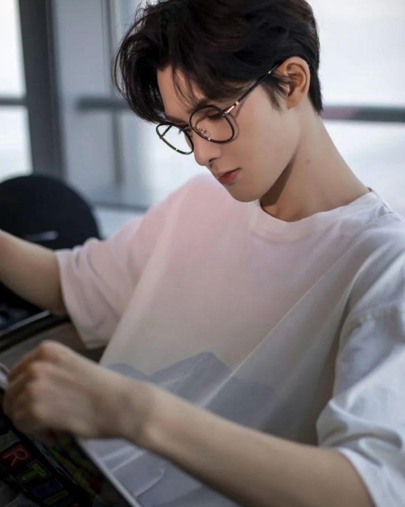 ảnh trai đẹp đeo kính ngầu lòi