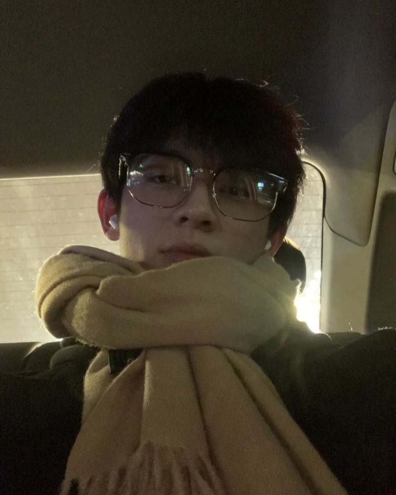 ảnh trai đẹp đeo kính quàng khăn