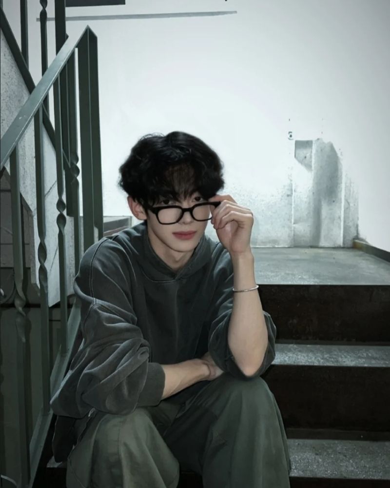 ảnh trai đẹp đeo kính suy