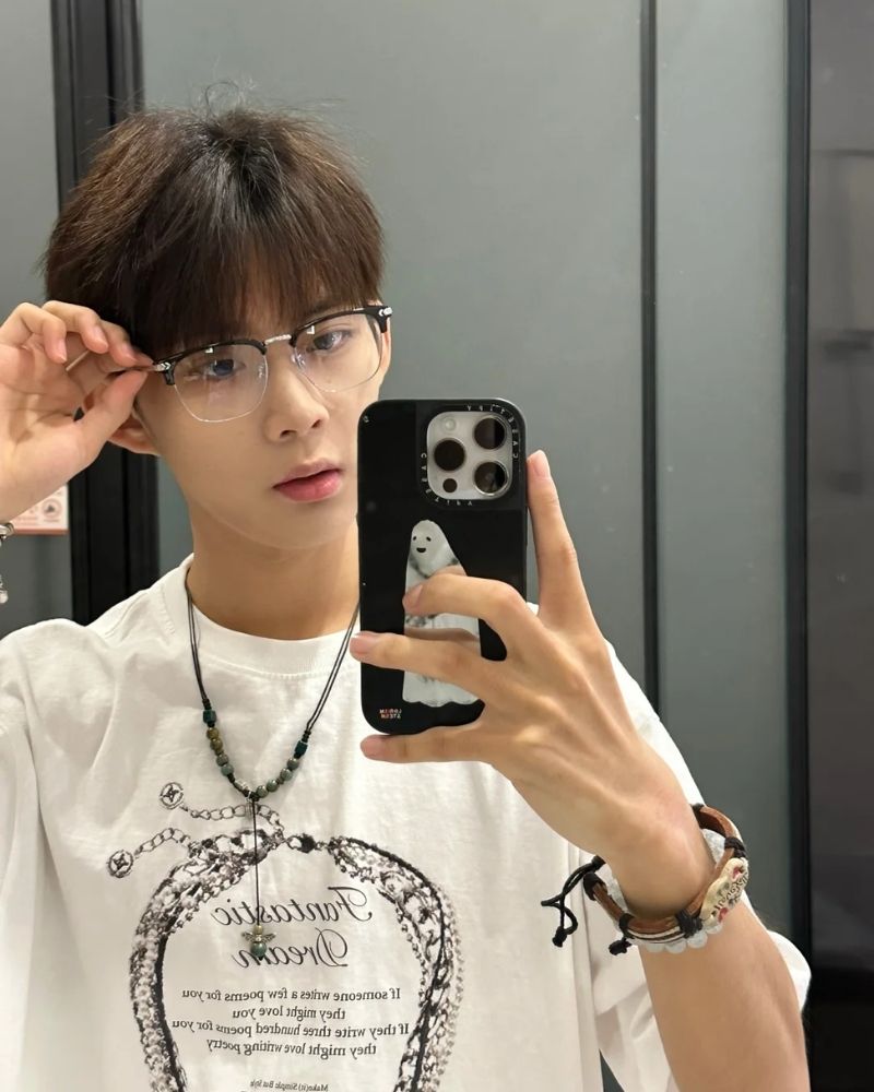 ảnh trai đẹp đeo kính tâm trạng