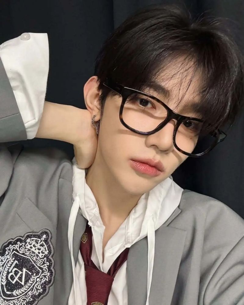 ảnh trai đẹp đeo kính thời trang