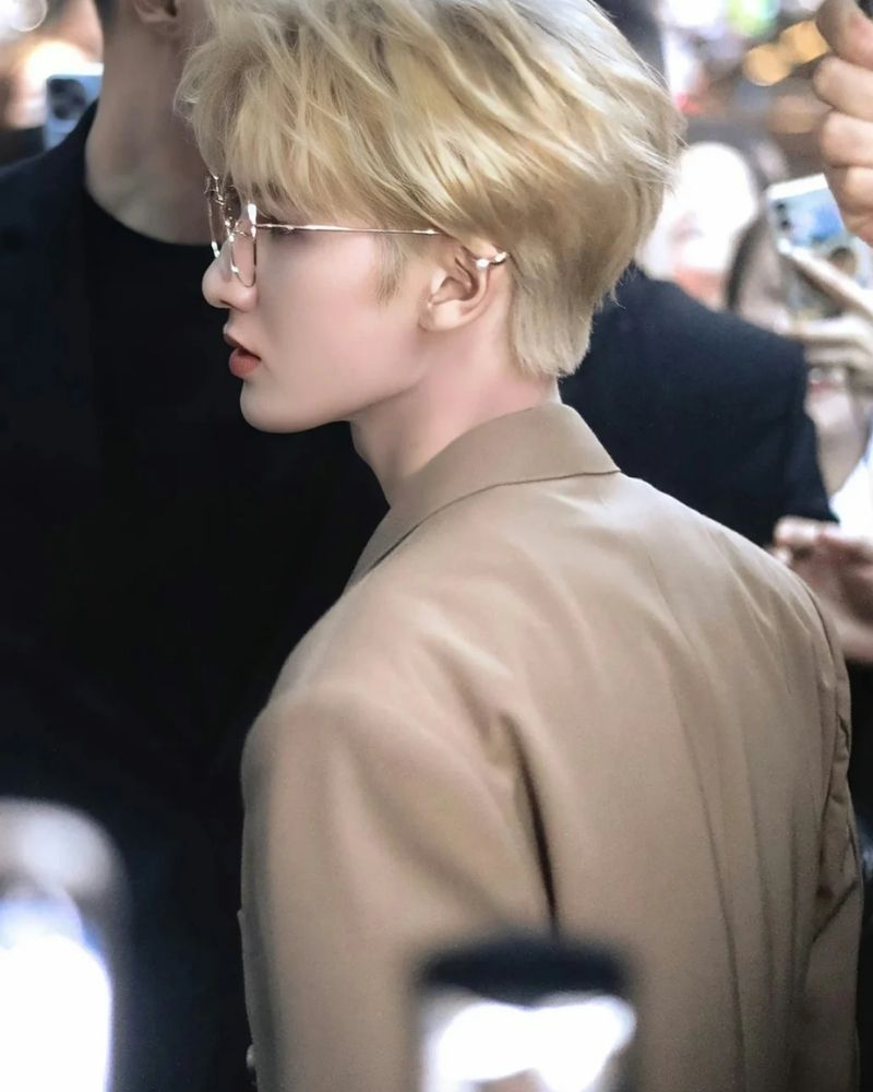 ảnh trai đẹp đeo kính tóc vàng