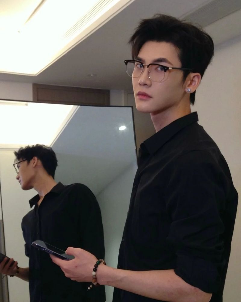 ảnh trai đẹp đeo kính trước gương